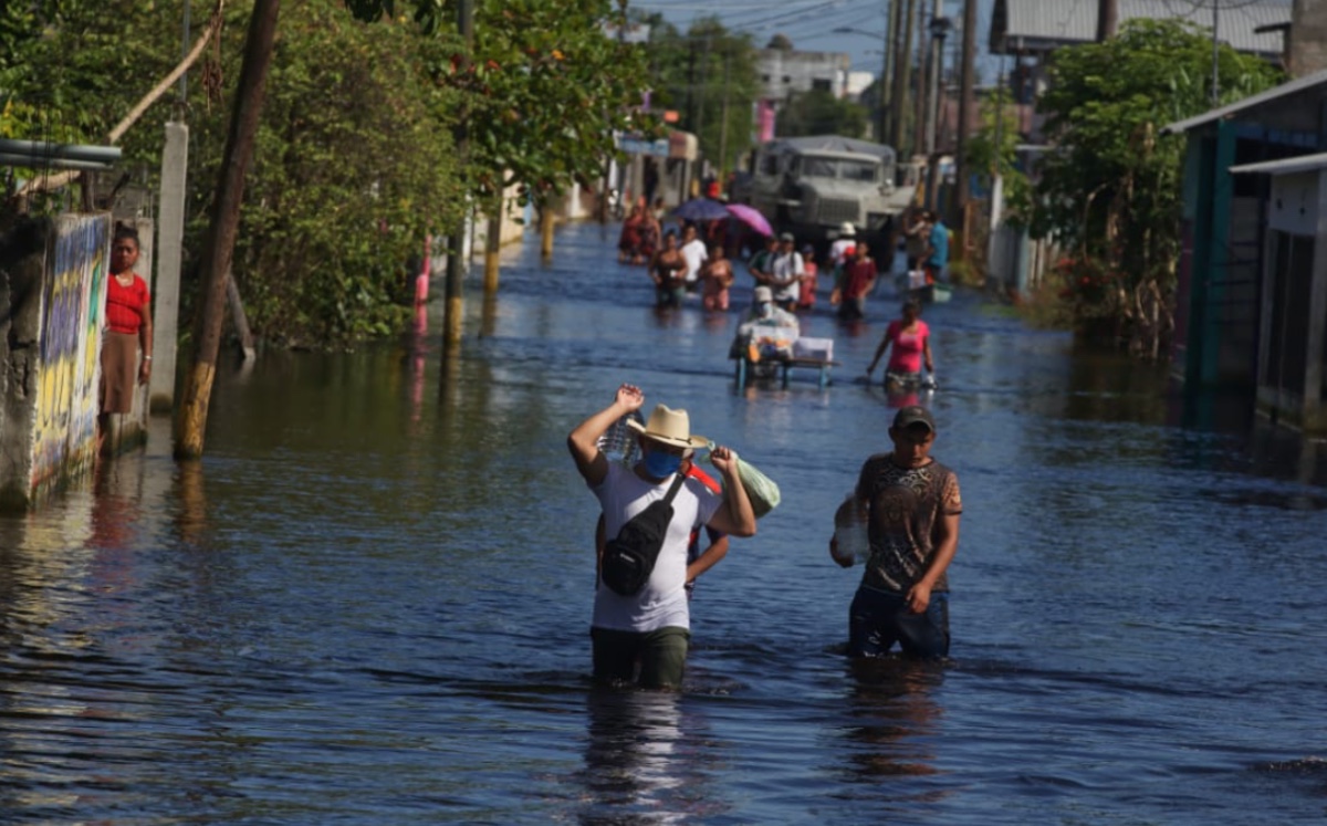 Las inundaciones sólo permiten que la gente duerma en las plantas altas con riesgo de que los niños se ahoguen. (Especial)