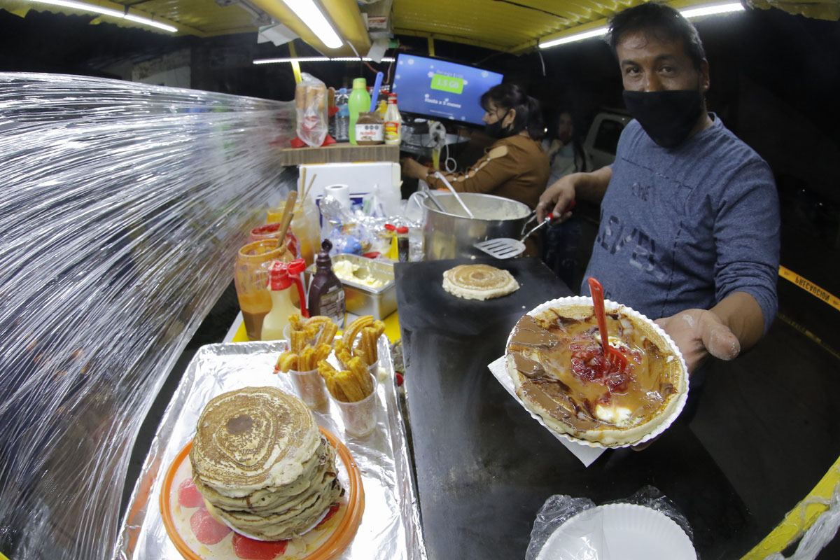 El negocio de hot cakes de la familia de Carlos Rafael Hernández, se mantenido por más de seis décadas como parte del Mercadito Navideño. (Manuel Guad