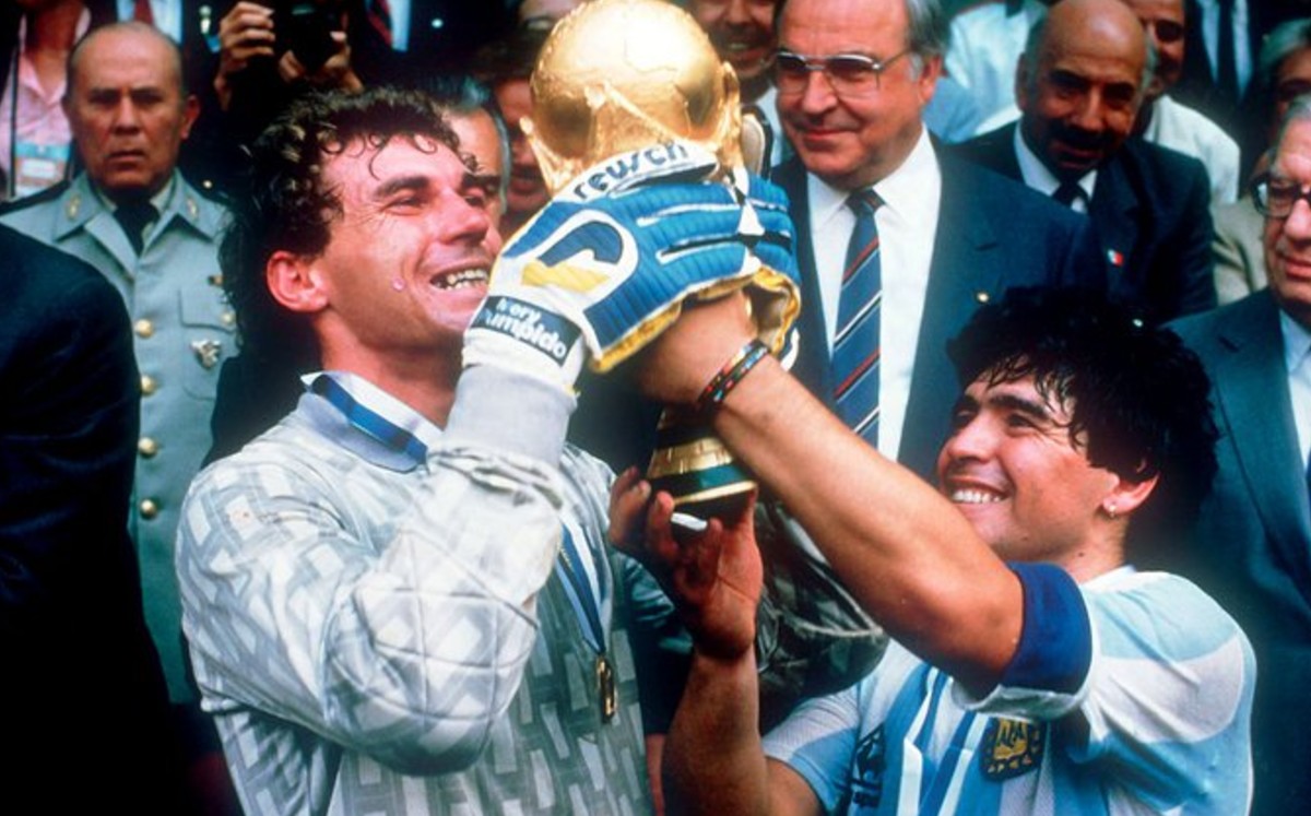 Nery Pumpido y Diego Armando Maradona en México 86 (Reuters)