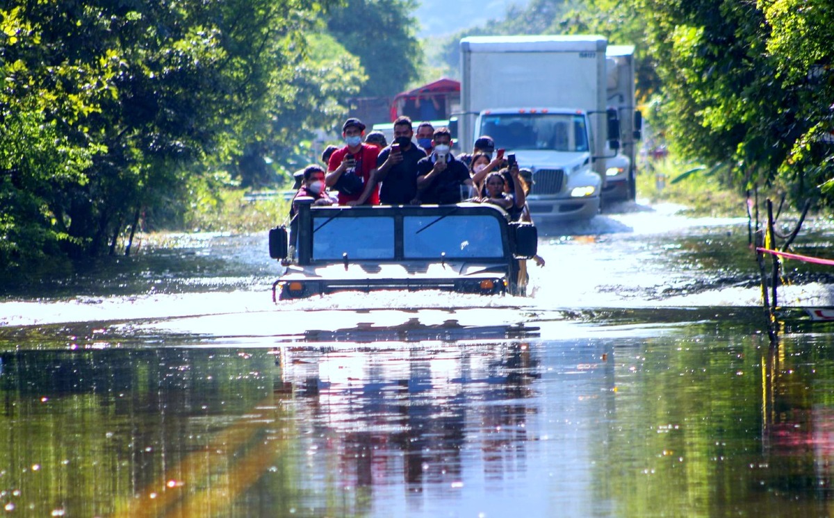 Luego de varias semanas, varias zonas de Tabasco continúan bajo el agua. (Cuartoscuro)
