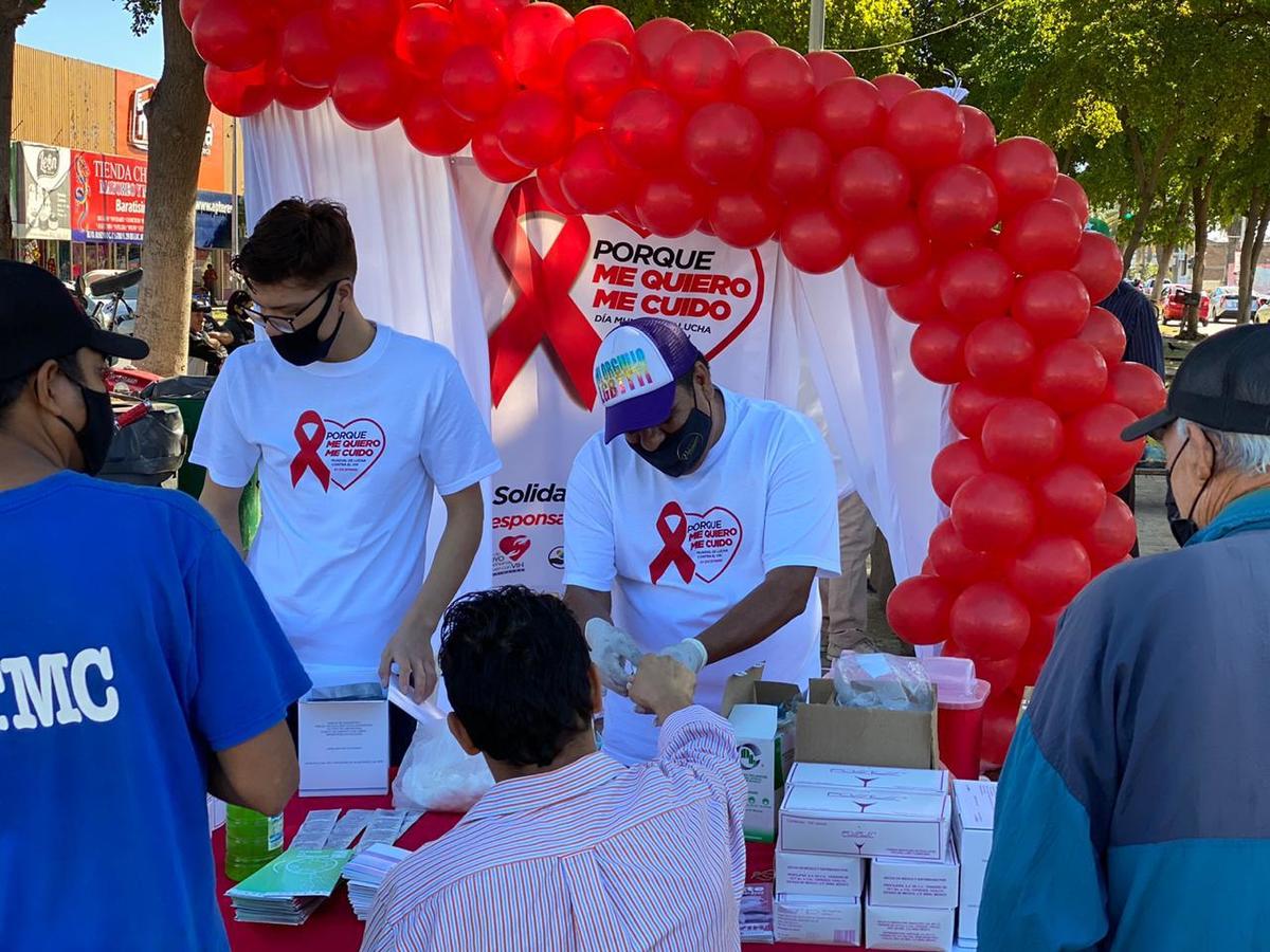 Activistas realizan entrega de cinco mil preservativos en el marco del Día Internacional de la Lucha contra el VIH. (Especial)
