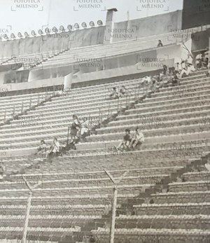 90 aniversario La Afición: Los primeros aficionados en la inauguración del Estadio Azul en 1946.