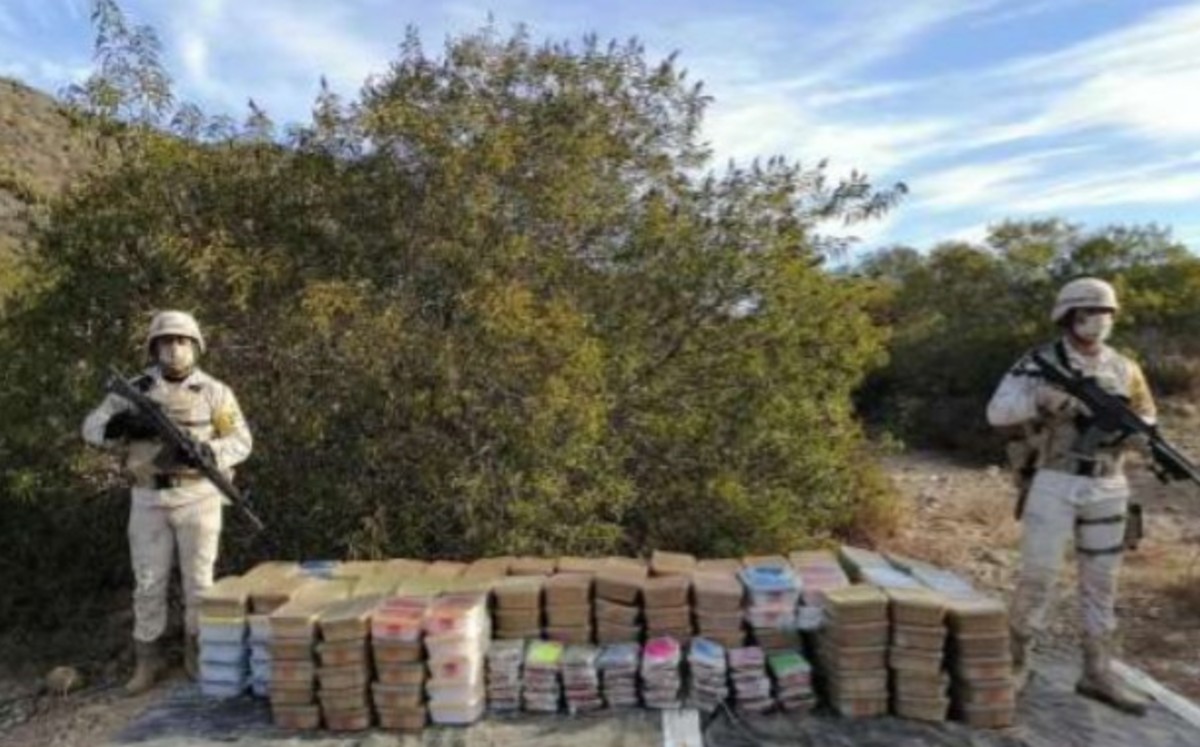 La aparente droga fue hallada escondida entre la maleza y cubierta con cobijas. (Especial)