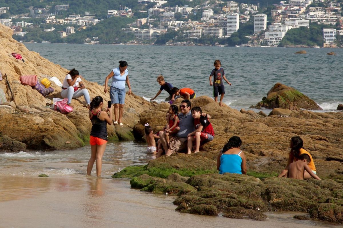Decenas de turistas han disfrutado de las playas de Aapulco pese a la pandemia de covid-19. (Cuartoscuro / Archivo)