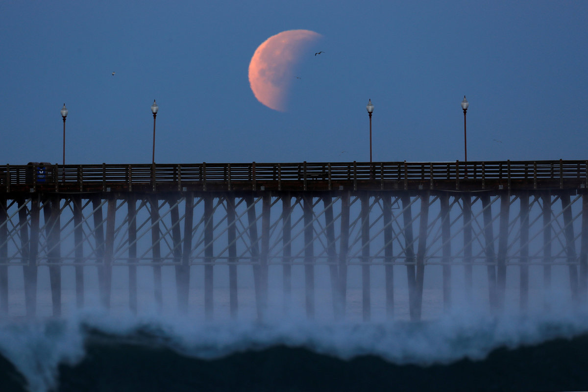 Imagen de un eclipse lunar en Oceanside, California, 2018. Foto: REUTERS/Mike Blake