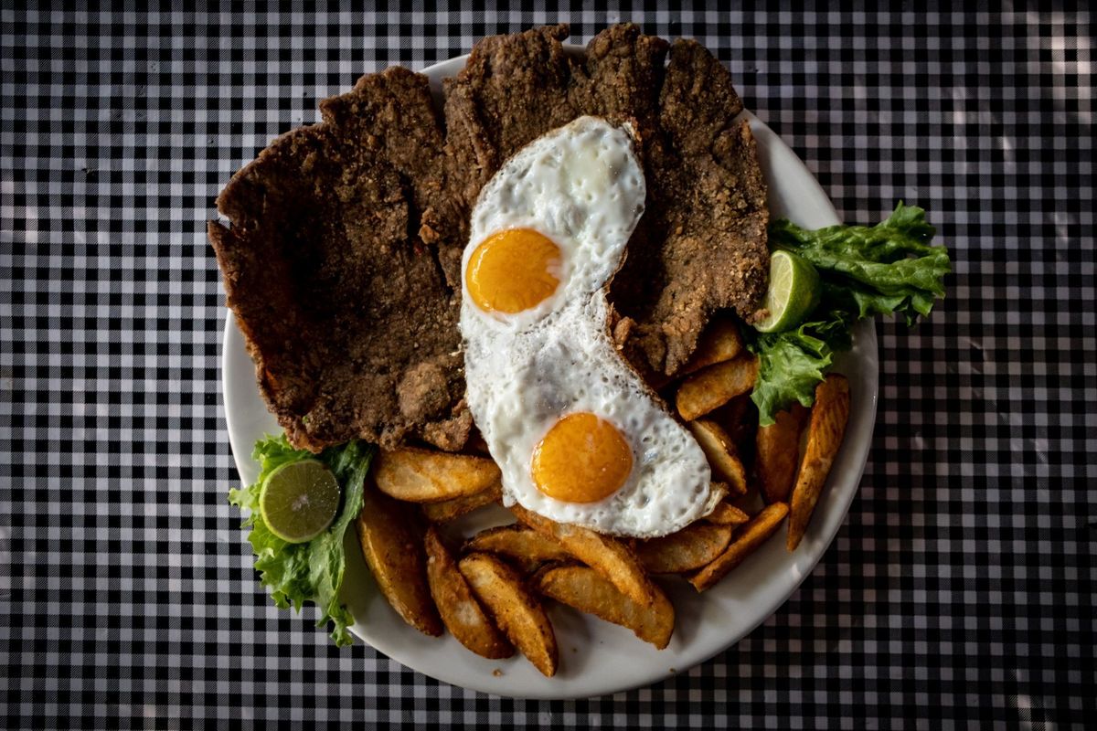 "La Mano de Dios", es la milanesa que vender "La Esquinita de Buenos Aires", un restaurante en la Colonia Roma. (Cuartoscuro)