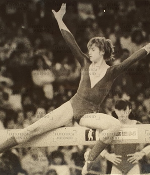 Nadia Comaneci, gimnasta rumana en conseguir la primera calificación perfecta en barras asimétricas en los Juegos Olímpicos de Montreal 1976