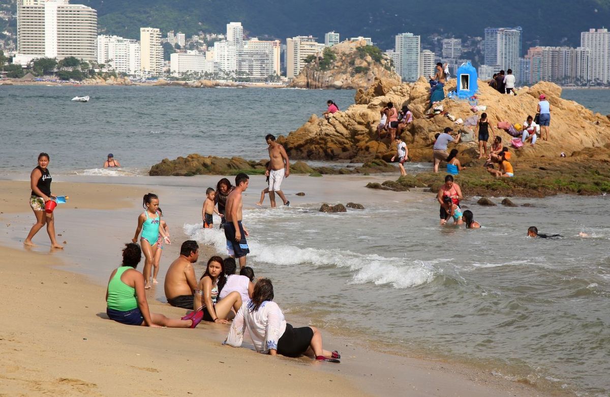 Pese a la pandemia, los visitantes de las playas en Acapulco no usan cubrebocas ni respetan la distancia. (Cuartoscuro / Archivo)