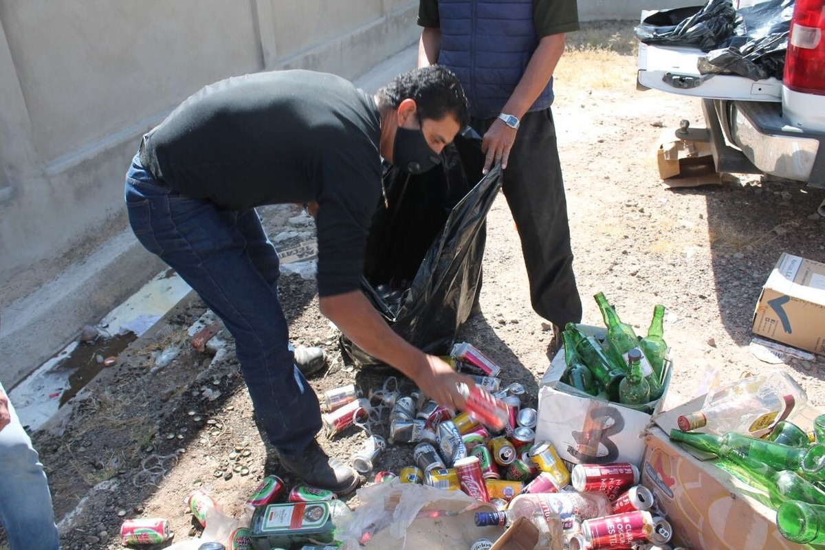 Tiran al drenaje más de 7 mil bebidas alcohólicas en León. ARCHIVO