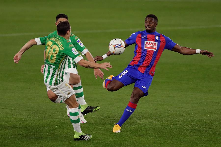Andrés Guardado ante el Eibar (EFE)