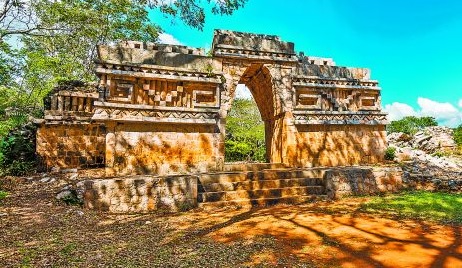 Antiguo arco en las ruinas mayas de Labna, Yucatán. Shutterstock