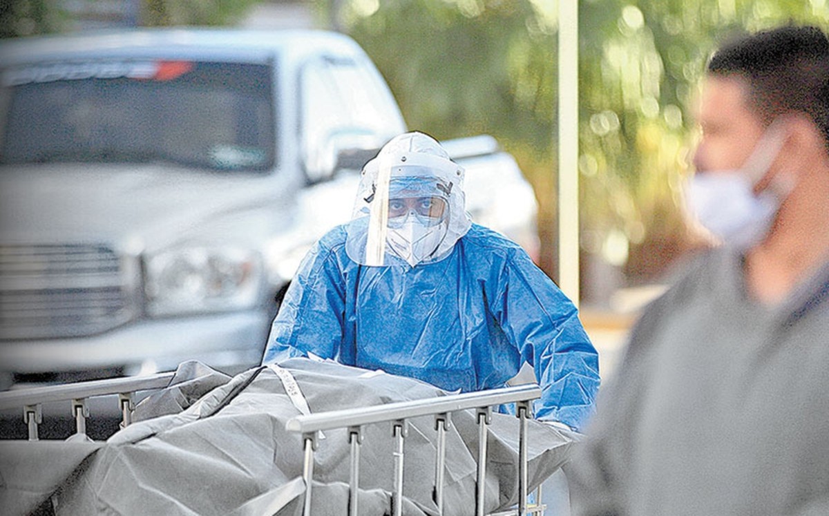 En CdMx reclutan hasta pasantes para tratar covid-19 ante saturación hospitalaria