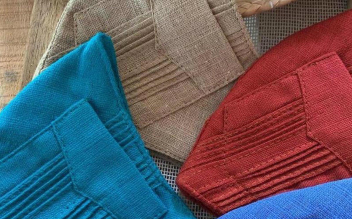 Crean cubrebocas con tela de Guayabera