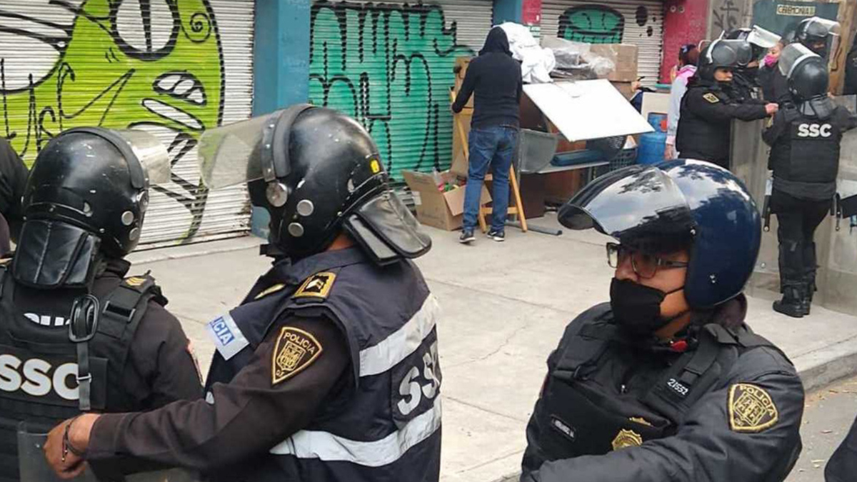 Desalojan a familias de edificio en la colonia Roma