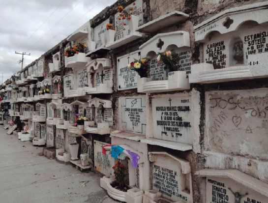 Las personas prefieren sepultar a sus difuntos en lugar de cremarlos.