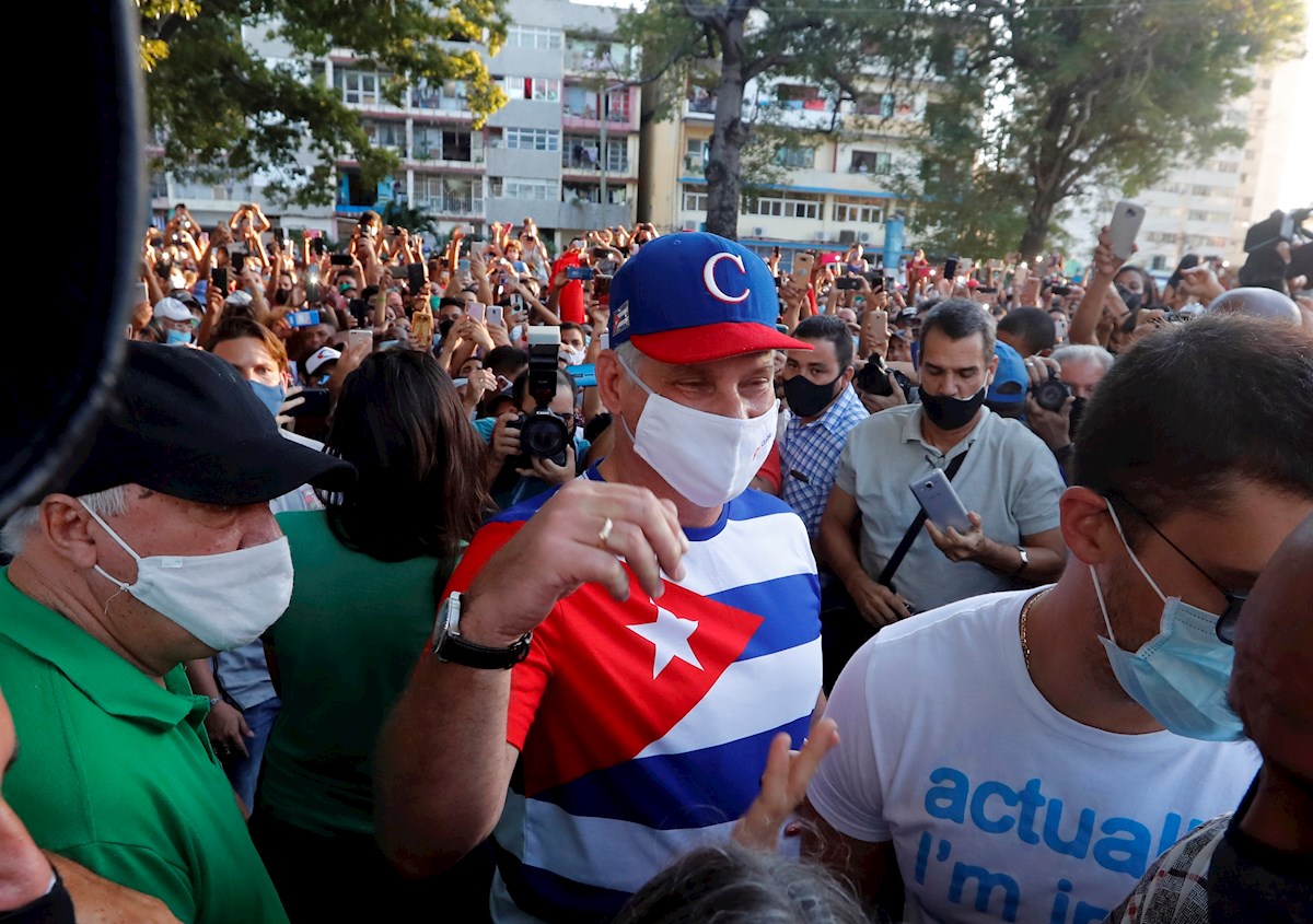 Miguel Díaz-Canel en la manifestación contra artistas que cuestionan las políticas de su gobierno. | EFE
