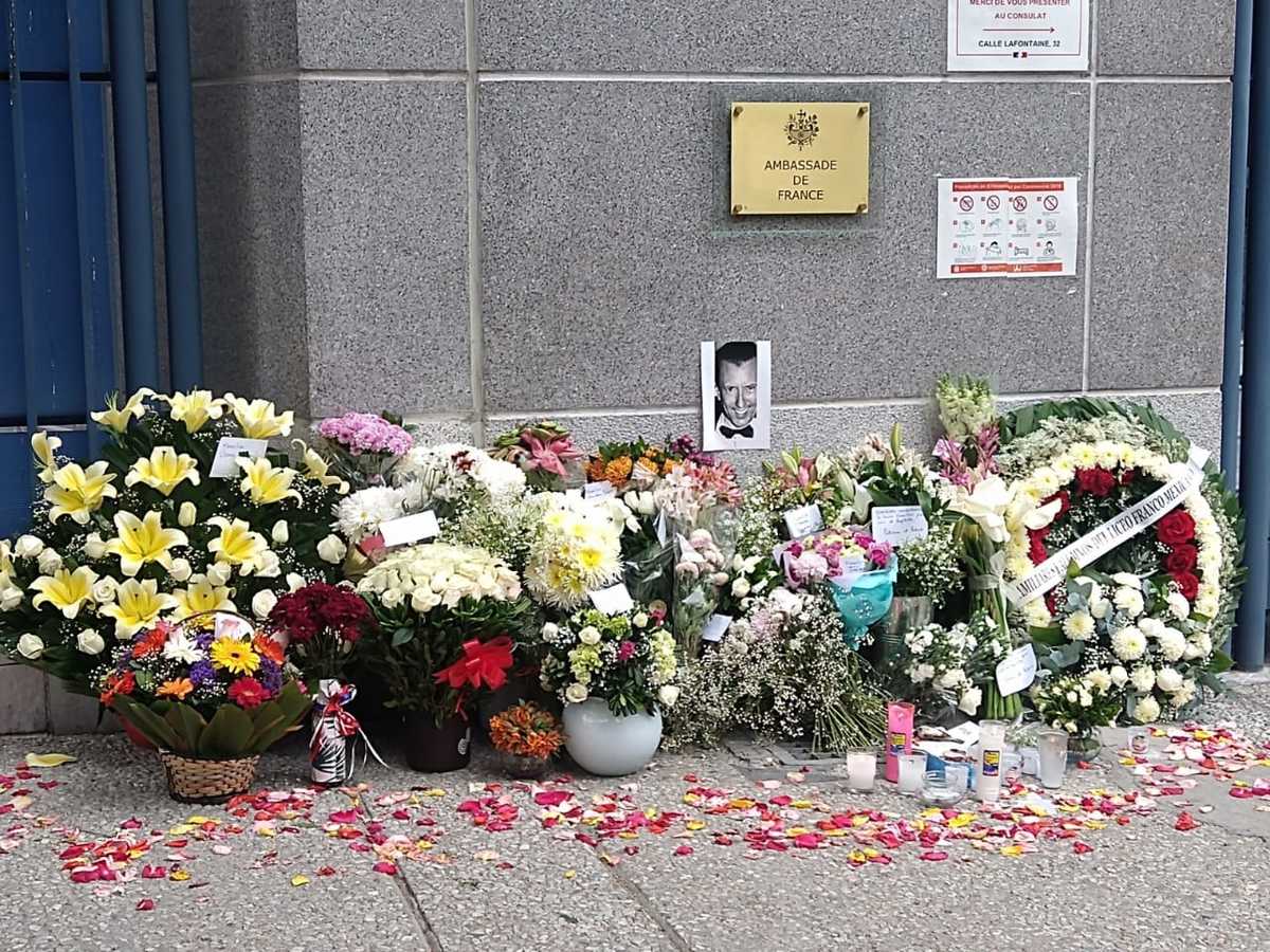 La ofrenda es una muestra de apoyo y busca exigir justicia ante el homicidio del empresario francés. (César Velázquez)