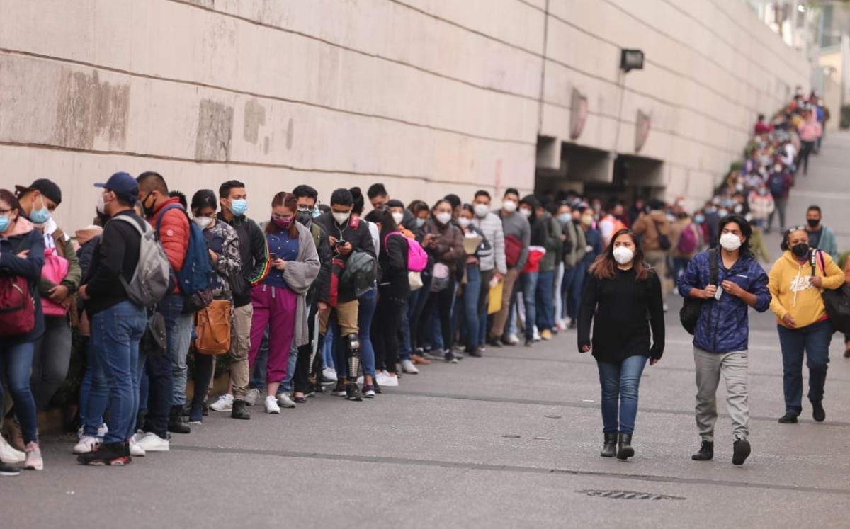 Pasantes buscan empleo en unidad temporal de covid-19 del Centro Citibanamex. (Javier Ríos)