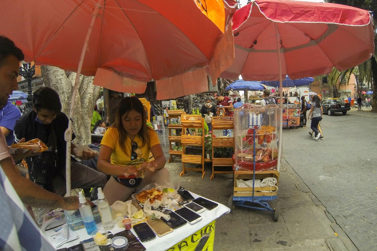 Ambulantes convierten la 5 de mayo en tianguis. (Andrés Lobato)