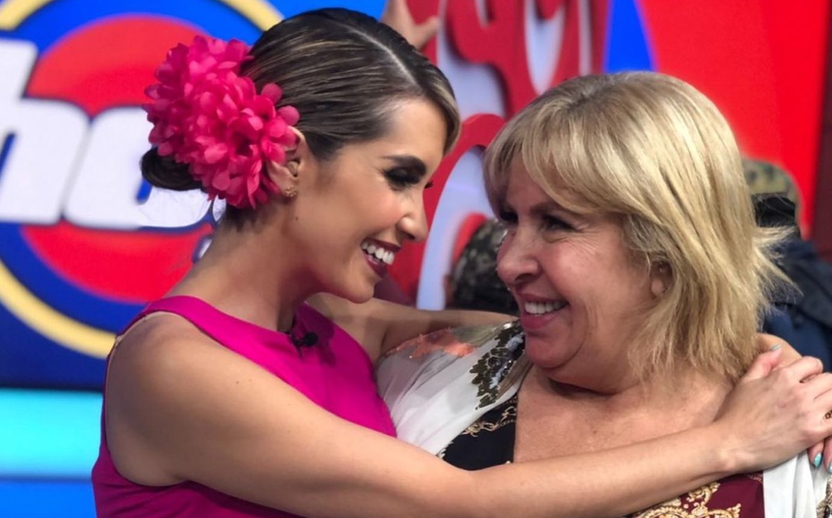 Andrea Escalona decora su árbol de Navidad en honor a Magda Rodríguez (Instagram).