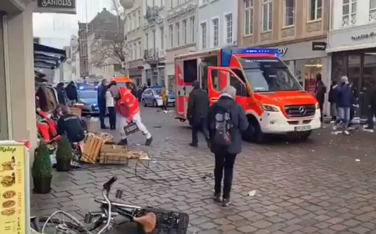 Automovilista atropella a más de una decena de personas en Alemania