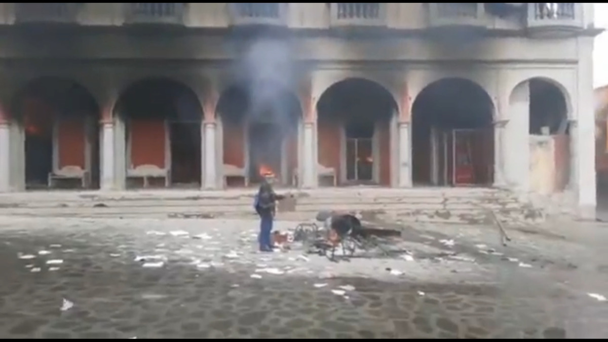 Destrozos en palacio municipal de Chignautla. (Captura de pantalla)