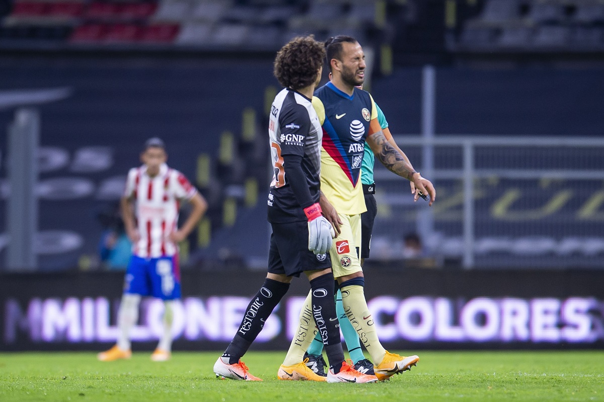 Emanuel Aguilera sale de cambio en el Clásico Nacional (Mexsport)