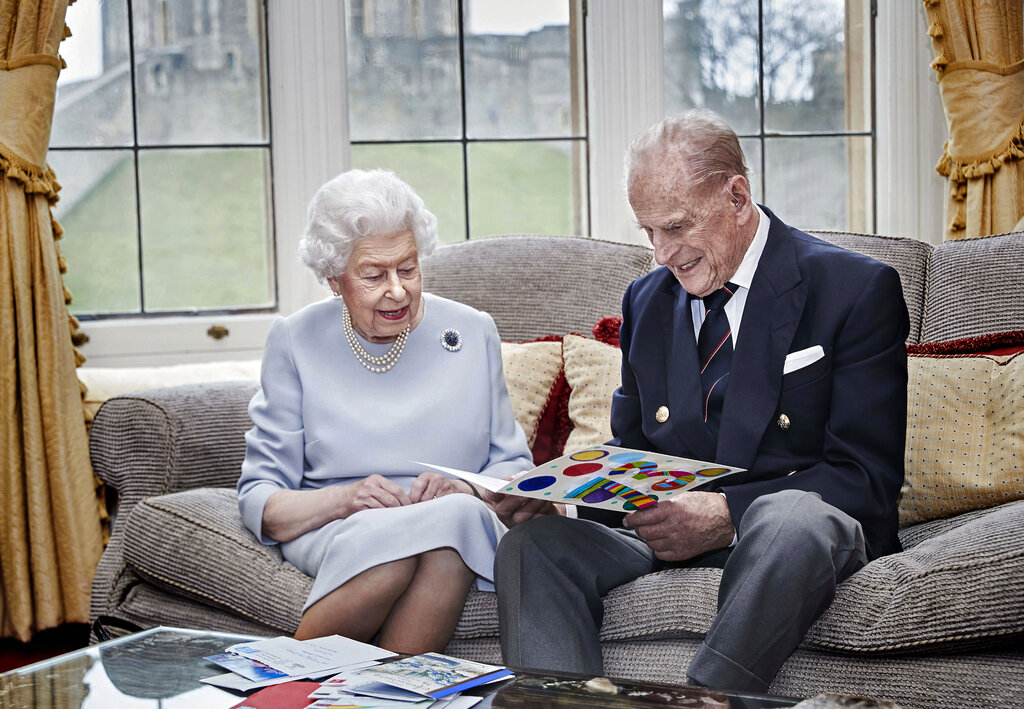 La Reina Isabel junto al duque Felipe de Edimburgo en el Castillo de Windsor. (AP)