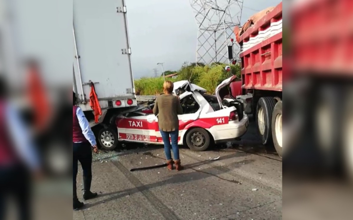Taxista queda prensado tras choque en la autopista Veracruz-Puebla