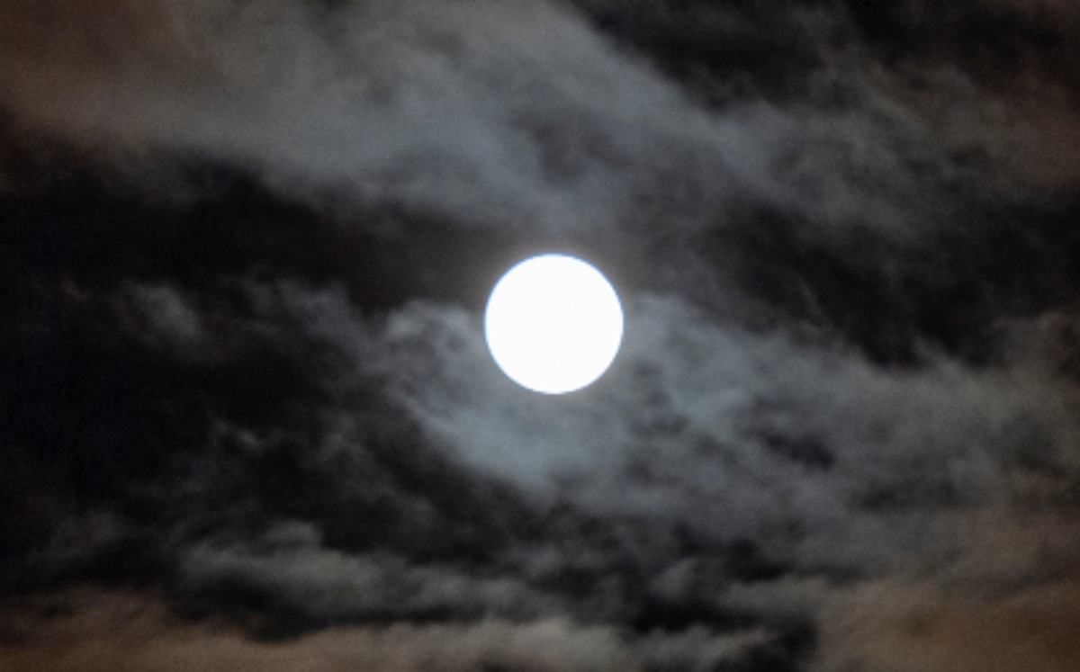 Una luna que sorprendió a cientos de internautas. (AFP)