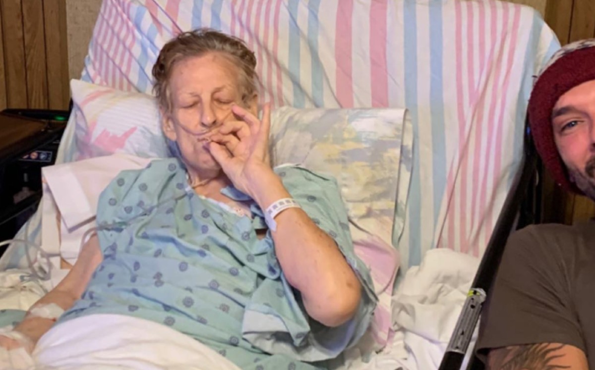 Abuela pasa sus últimas horas de vida drogándose con su nieto. (Facebook)