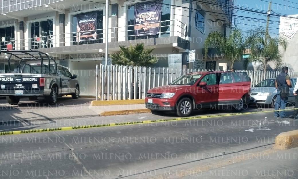 El agraviado llegó a bordo de una camioneta Volkswagen Tiguan guinda a su negocio, posteriormente fue atacado. (Especial)