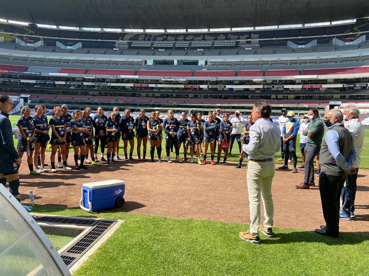 Emilio Azcárraga en su visita al equipo femenil (Club América)