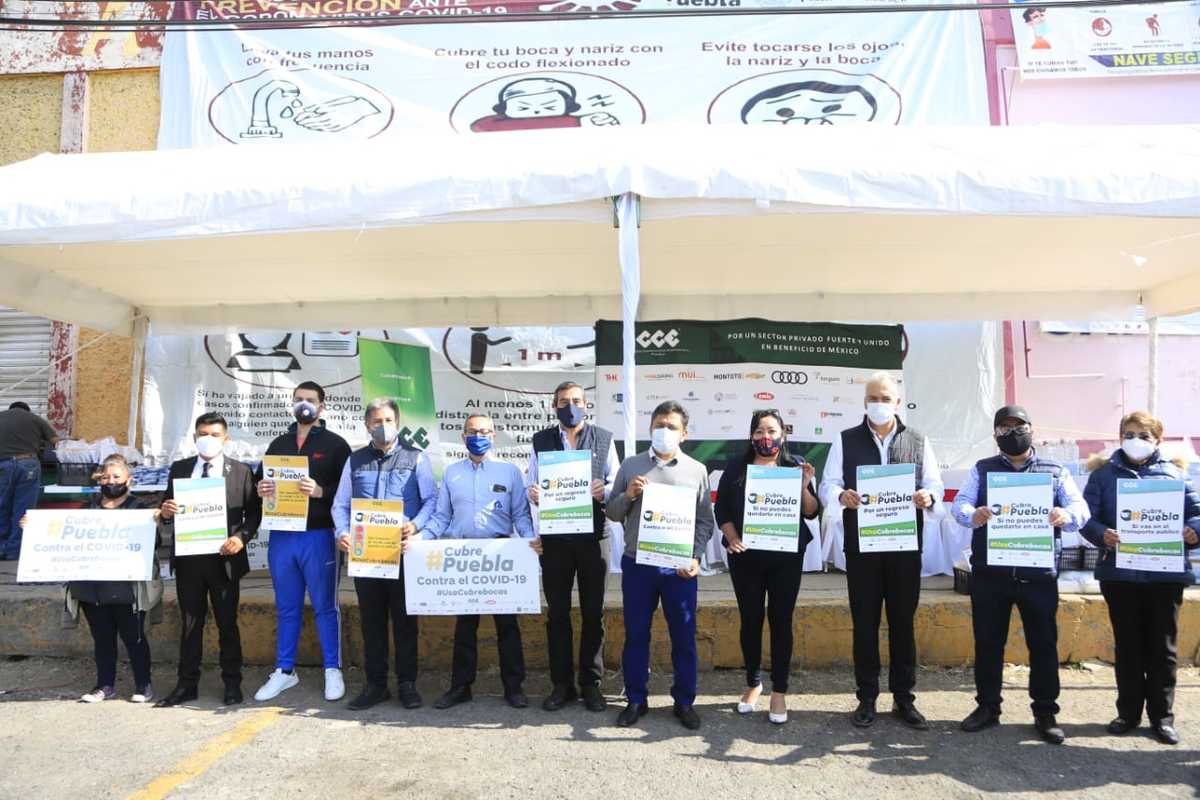 Jornada de entrega de cubrebocas en la Central de Abasto. (Andrés Lobato)