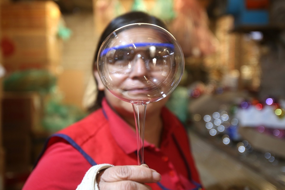 Josefina Aguilar forma parte de "Esferas Navideñas JJL", fabricantes artesanales. | Juan Carlos Bautista