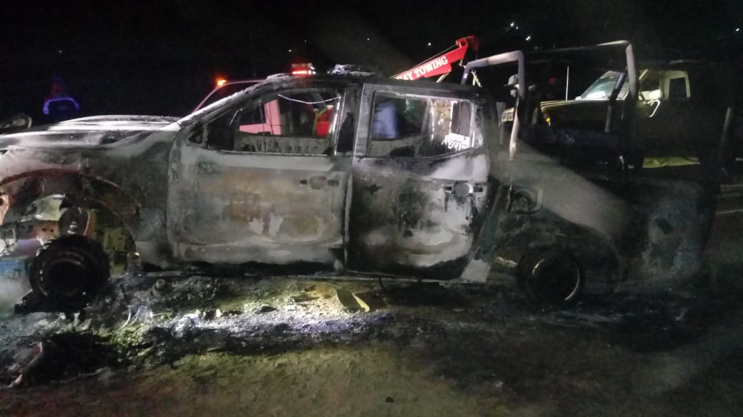 Personas iniciaron la agresión a policías municipales y vehículos oficiales. (Especial)
