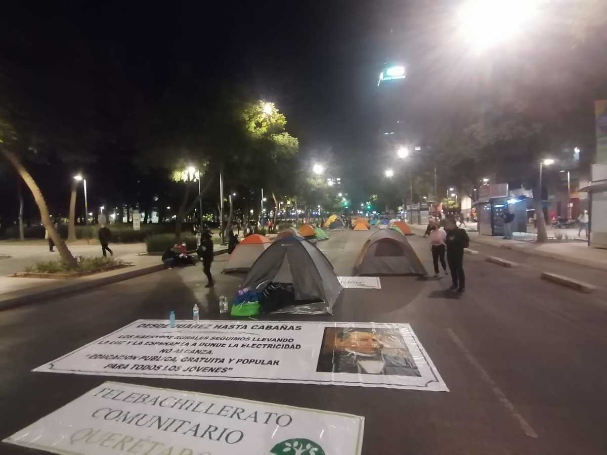 Trabajadores de telebachillerato realizan platón en avenida Juárez | Anwar Nájera