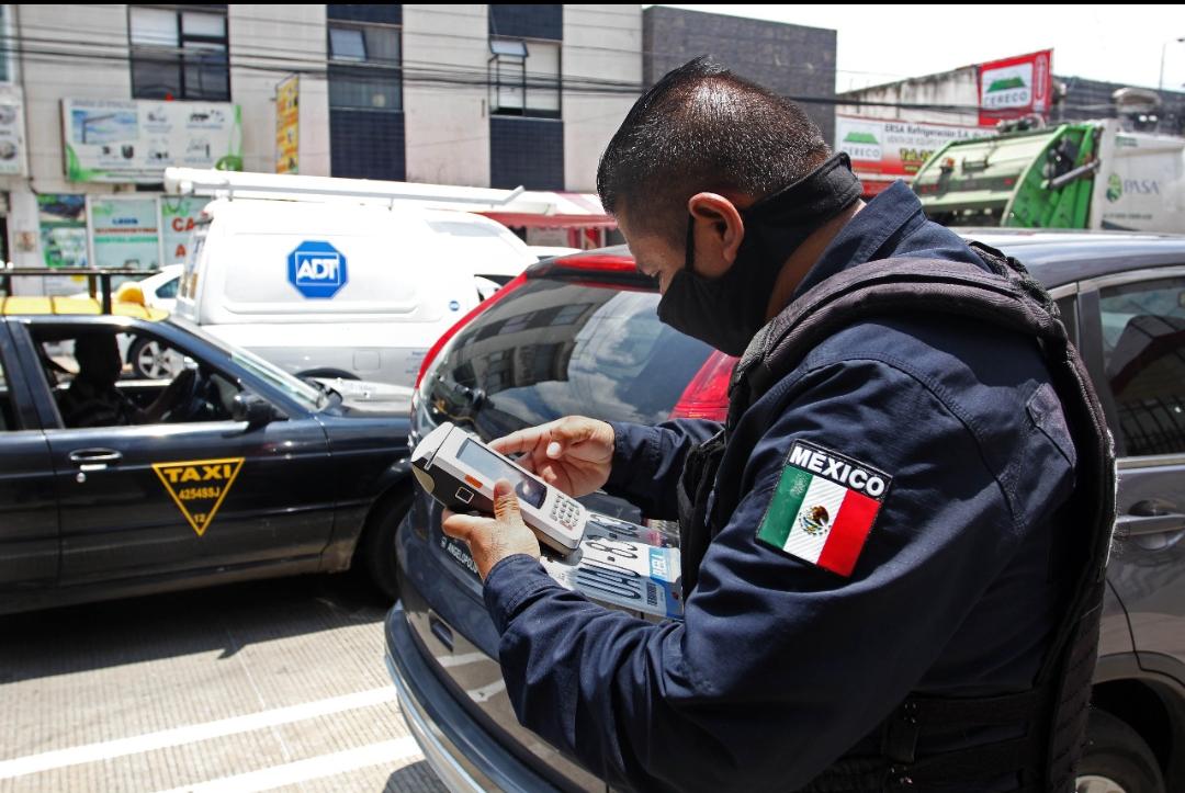 Agente vial aplica una infracción. (Agencia Enfoque)