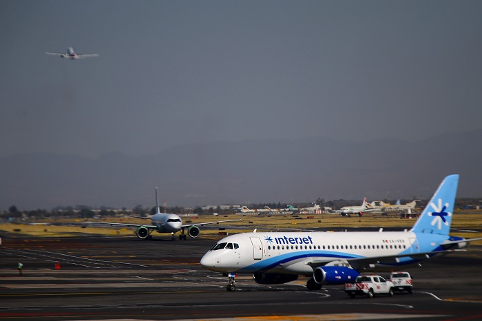 Avión de Interjet en la pista de aterrizaje del AICM. (Reuters)