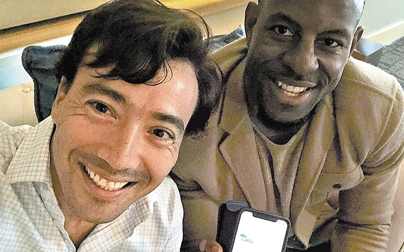 El CEO de la empresa, Henry Ward, y el basquetbolista Andre Iguodala. (Especial)