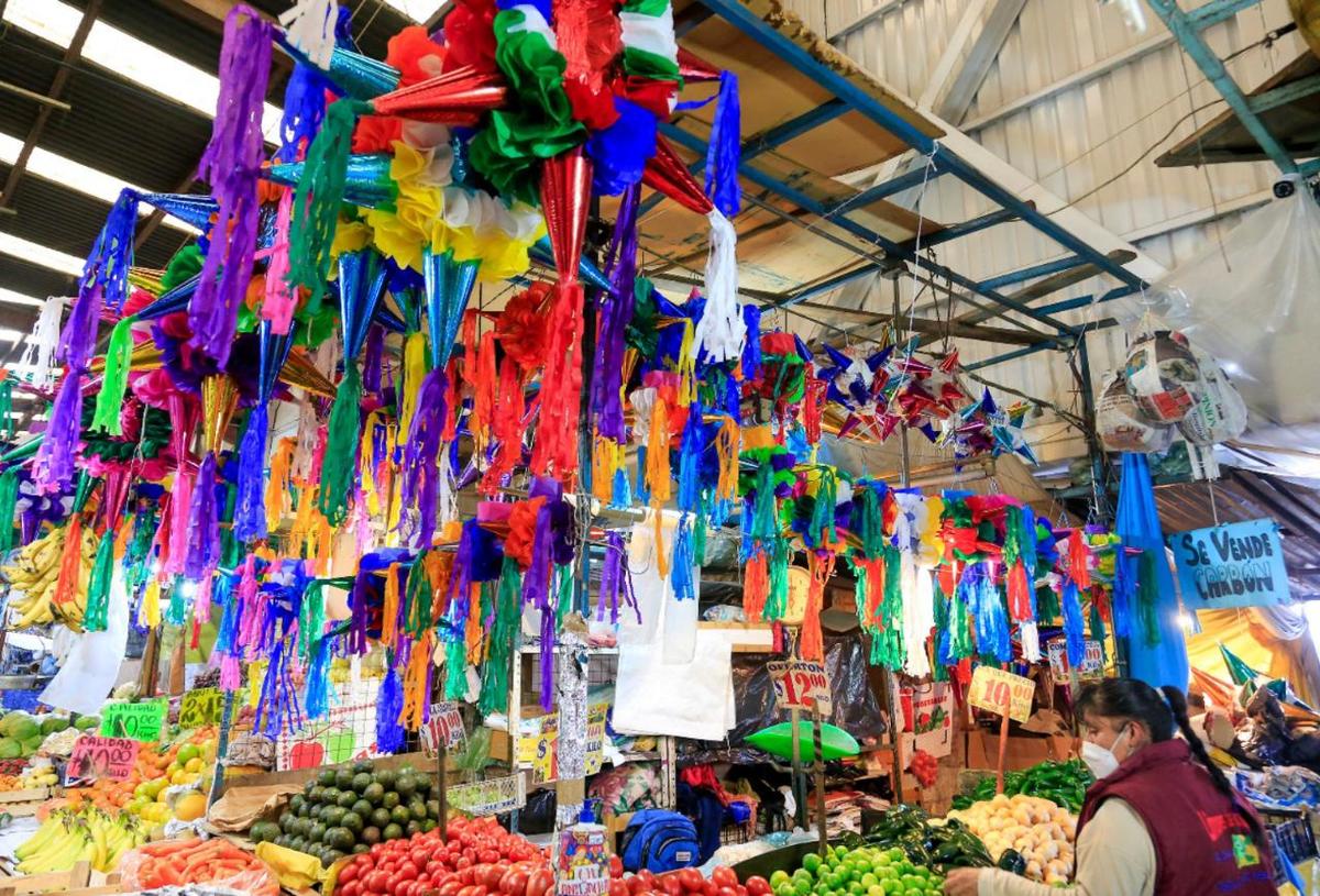 Elaboración de piñatas por familia poblana. (Andrés Lobato)