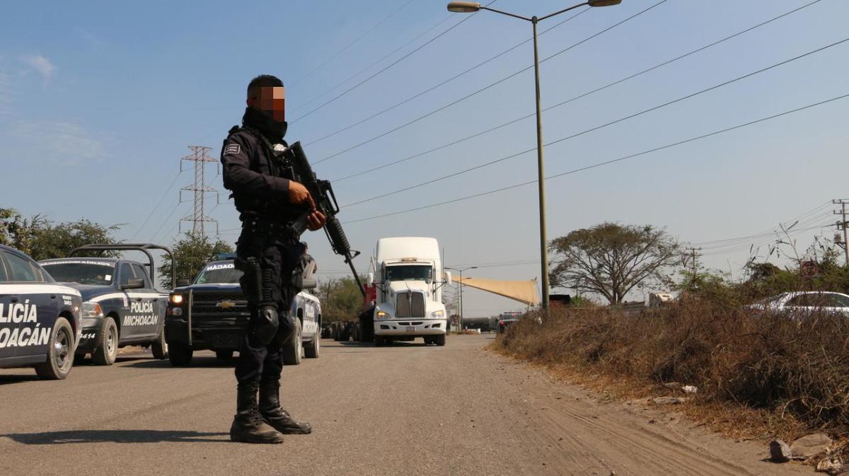 Elementos de seguridad patrullan el lugar donde ocurrieron los hechos.