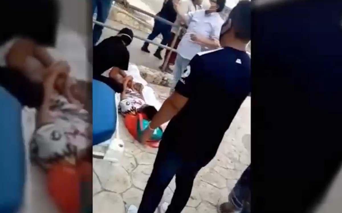 La mujer dio a a luz en la entrada del hospital.