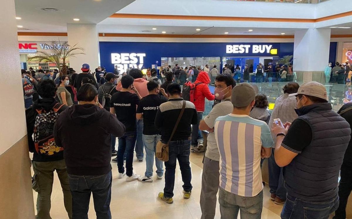 Pese a covid-19, capitalinos hacen largas filas para entrar a tiendas Best Buy de CdMx