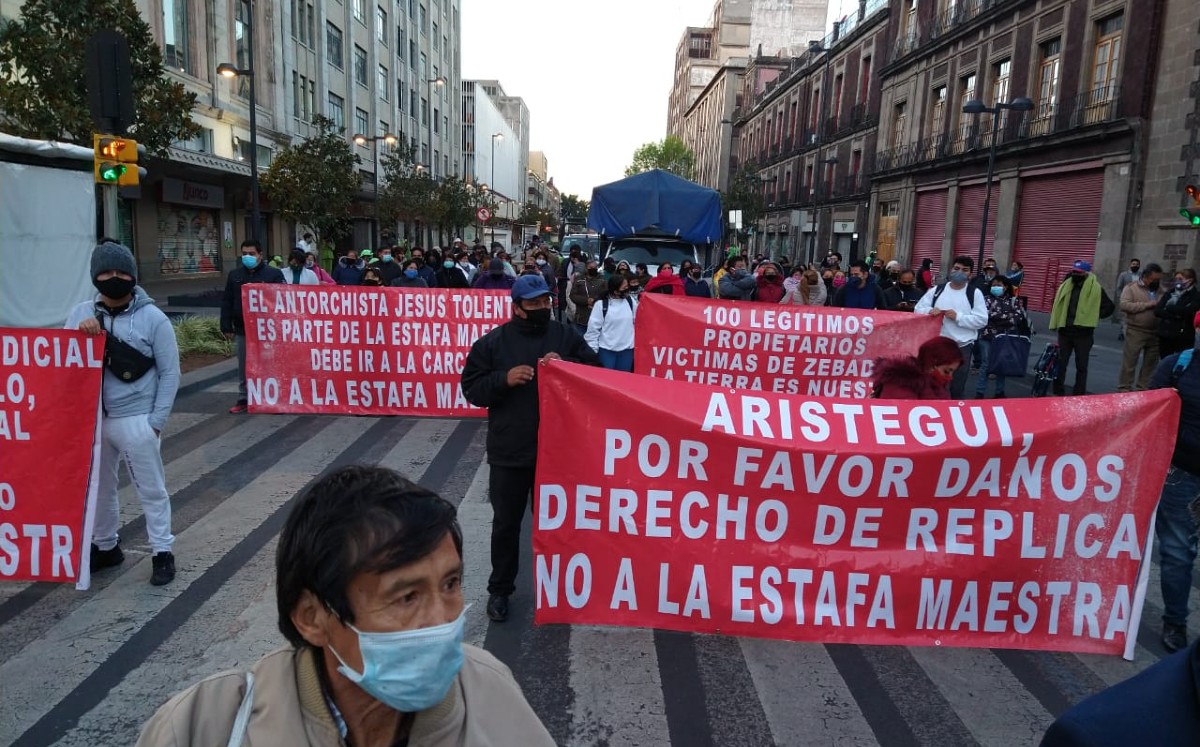 Policías de CdMx mantienen un cerco con vallas metálicas e impiden que continúe el avance del contingente.