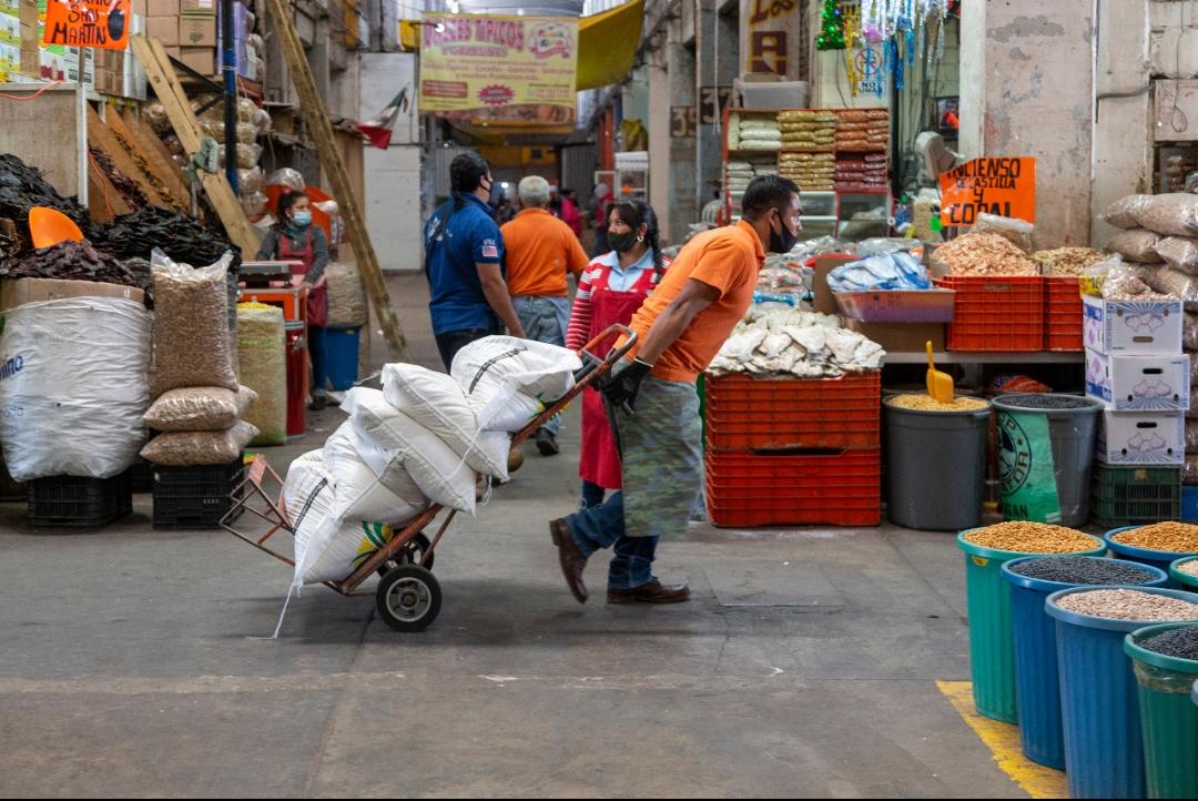 Trabajadores de la Central de Abasto. (Andrés Lobato)
