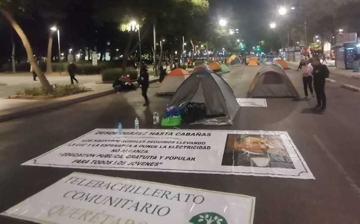 Trabajadores de telebachillerato realizan plantón en avenida Juárez