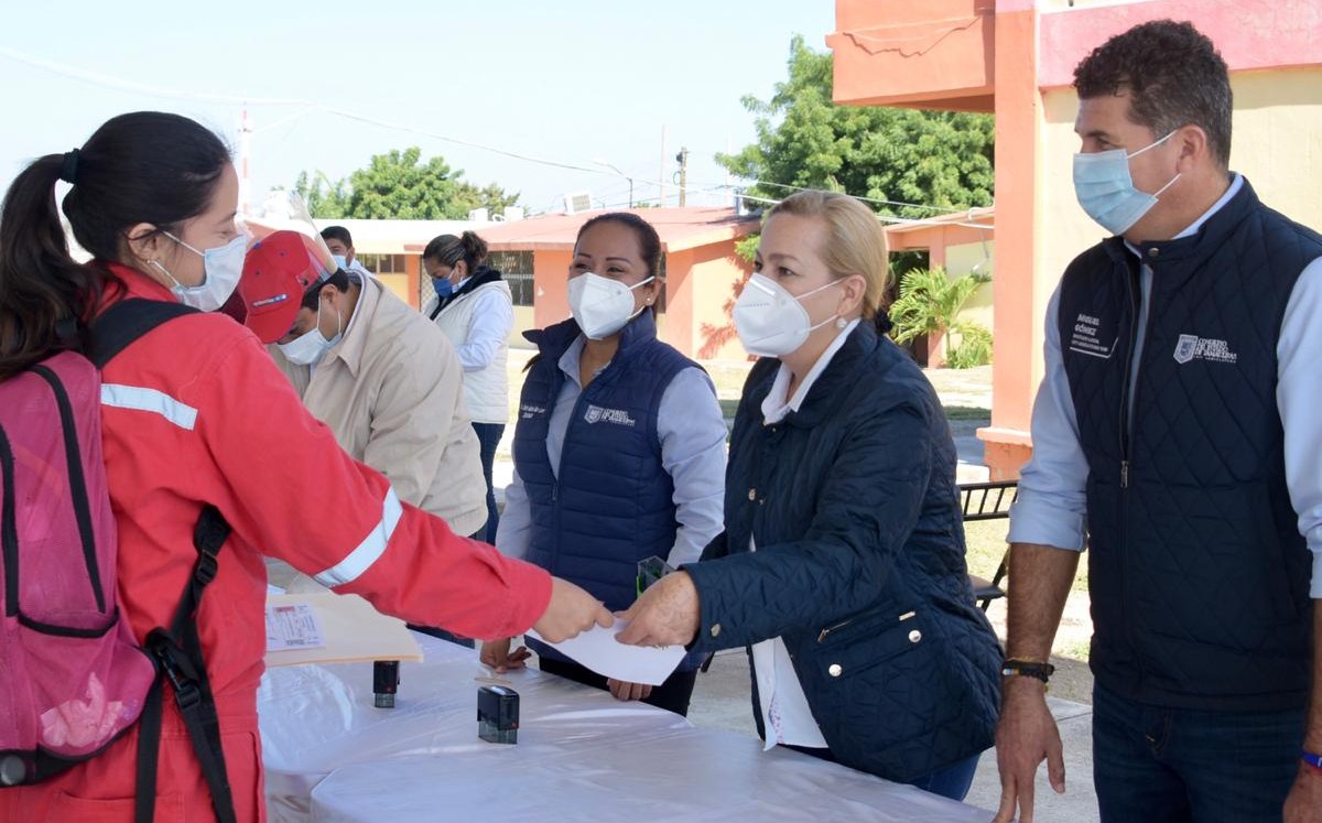 Alma Laura Amparán entrega becas a estudiantes