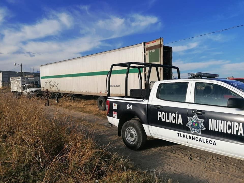 Autoridades localizaron la unidad con toda la carga a un costado de la carretera. (Especial)