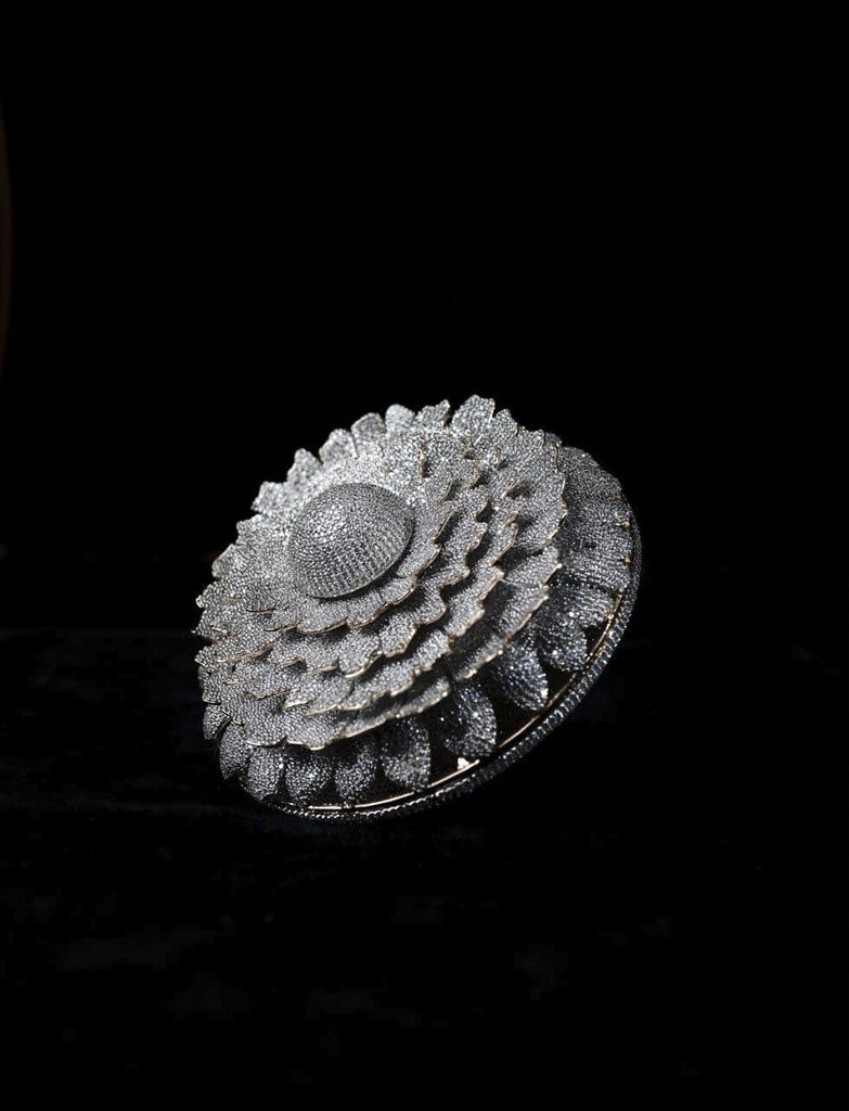 El anillo tiene más de 12 mil diamantes incrustados | AFP